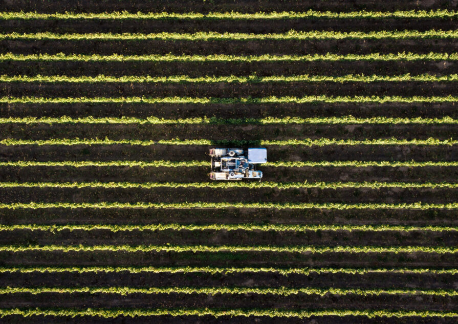 image de haut d'un champ avec un tracteur