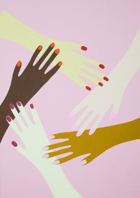 Image de mains superposées sur fond rose