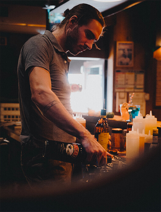 Photographie d’un barman du Wanted Jack Saloon