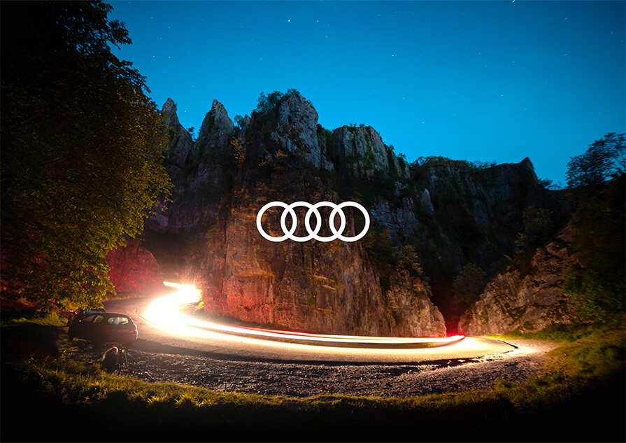 Photographie d’une Audi dans les montagnes la nuit