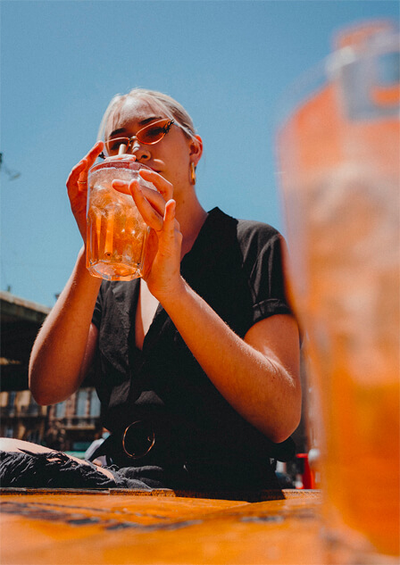 Photographie d'une femme buvant un cocktail